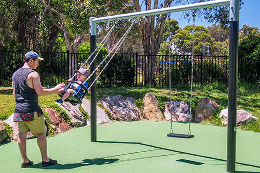 1 gyngesæder, 1 babysæde J497 legepladser traditionelle redskaber gynger billede foto